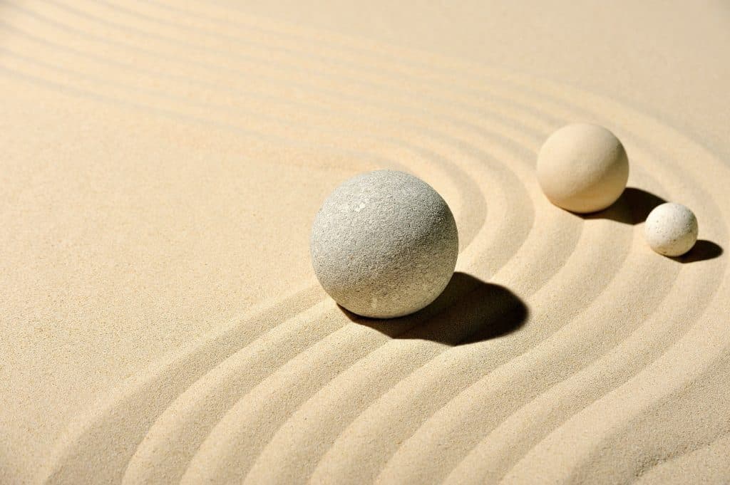 stenen bal in zand
