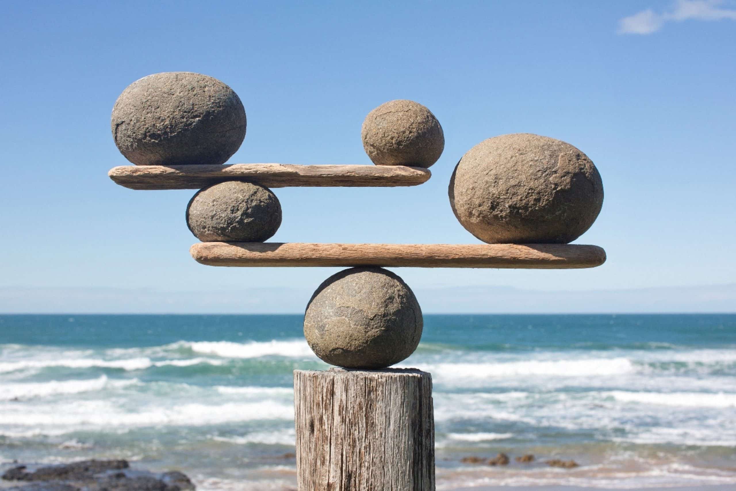 stenen gebalanceerd met hout